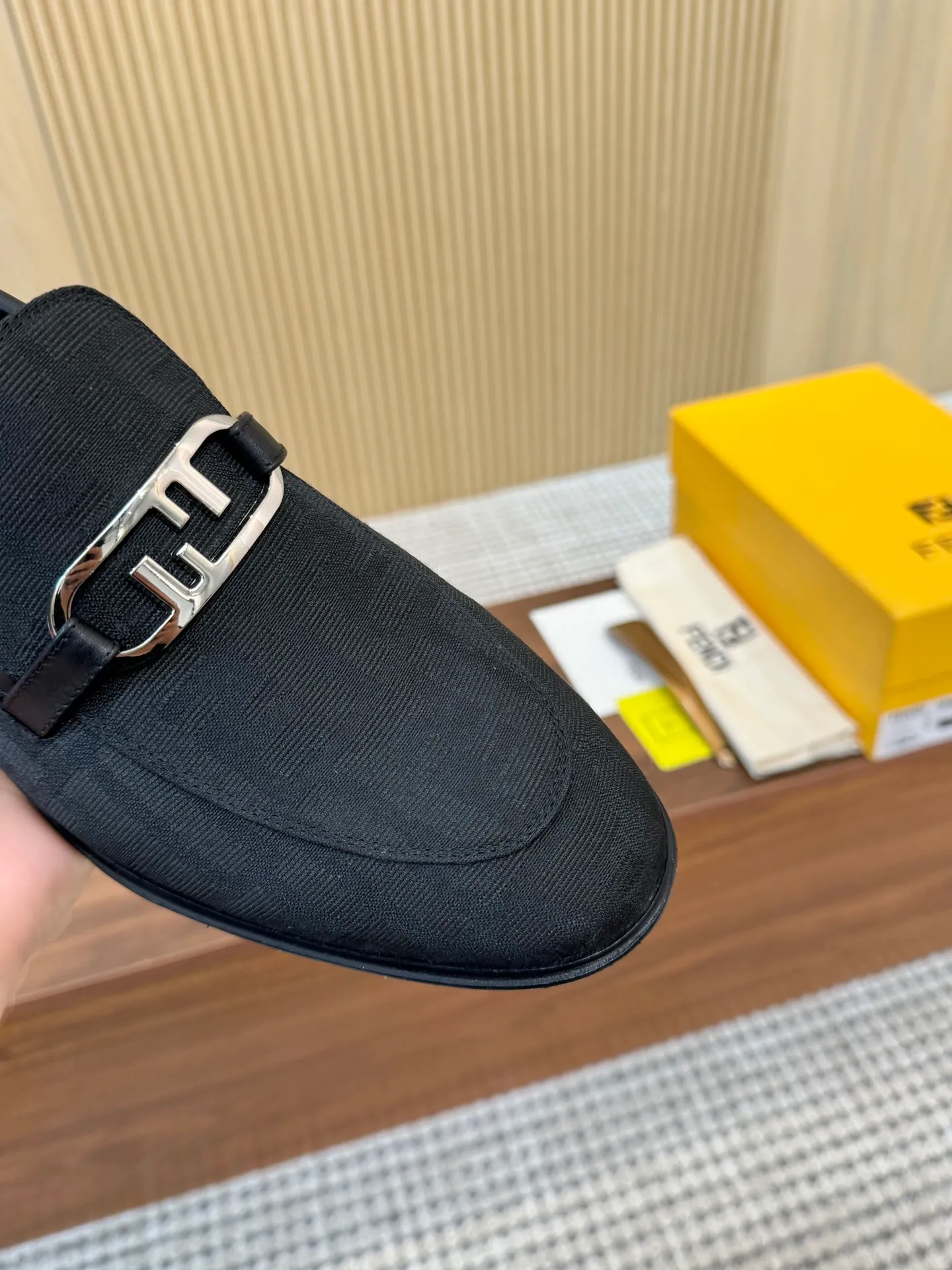 [FENDI] Top P: 980💰 ▪️Size: Men's 39-44. (Customized at 38.45.46) Fendi men's business casual leather shoes Imported brand cloth/calfskin/open edge beads/brand logo printing -Inside: Comfortable cowhide lining -Outsole: Genuine leather outsole with rubber backing embedded in the heel, perfect injection molding -Ultra-high quality control·Fine workmanship: highlighted (high-end·luxury·grade)